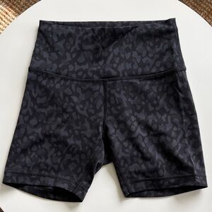 Lululemon Wonder Train High-Rise Short 6”, size 6